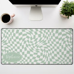 Retro Wave: Moderne grüne Schachbretter mit Wavy M Schreibtischunterlage<br><div class="desc">Steigen Sie mit dieser modernen Wavy Checkerboard Muster Personalisierte Schreibtischmatte auf. Diese Matte präsentiert eine spielerische Drehung auf einem klassischen Schachbrett, mit einem kugelförmigen Wellenmuster in Minzgrün und Creme. Das personalisierte Feature bietet eine zusätzliche Touch an Individualität und macht Ihren Arbeitsbereich zu einem echten Zuhause. Sein Design verbindet mühelos eine...</div>