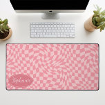 Retro Wave: Modernes, rosafarbenes Karton-Muster Schreibtischunterlage<br><div class="desc">Steigen Sie mit dieser modernen Wavy Checkerboard Muster Personalisierte Schreibtischmatte auf. Diese Matte präsentiert eine spielerische Drehung auf einem klassischen Schachbrett, das mit einem kugelförmigen Wellenmuster in den Farbtönen Rosa zum Leben erweckt wird. Das personalisierte Feature bietet eine zusätzliche Touch an Individualität und macht Ihren Arbeitsbereich zu einem echten Zuhause....</div>