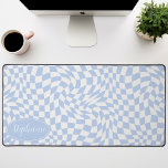 Retro Wave: Modernes, Wavy Blue Checkerboard Schreibtischunterlage<br><div class="desc">Steigen Sie mit dieser modernen Wavy Checkerboard Muster Personalisierte Schreibtischmatte auf. Diese Matte präsentiert eine spielerische Drehung auf einem klassischen Schachbrett, mit einem kugelförmigen Wellenmuster in Blau- und Cremetönen zum Leben erweckt. Das personalisierte Feature bietet eine zusätzliche Touch an Individualität und macht Ihren Arbeitsbereich zu einem echten Zuhause. Sein Design...</div>