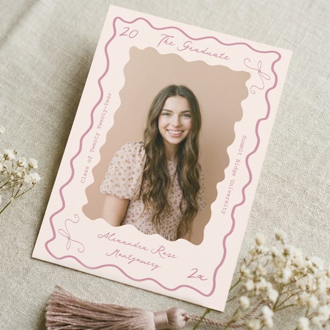 Retro Wavy Hand Drawn Bow Grad Photo Graduation Ankündigung (Retro Wavy Hand Drawn Bow Grad Photo Graduation Announcement)