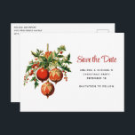 Retro Weihnachtsbaumdekorationen Save the Date Einladungspostkarte<br><div class="desc">Save the Date Postcard mit einer Vintagen Stildarstellung. 3 rote Weihnachtsbaumbläschen umgeben von grünen Heiligen und Beeren. Retro cool.</div>