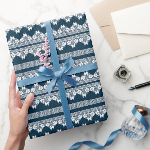 Retro-weiße Spitze mit Schmetterlingen auf dunkelb Geschenkpapier