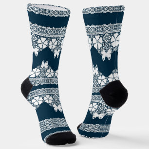Retro-weiße Spitze mit Schmetterlingen auf dunkelb Socken