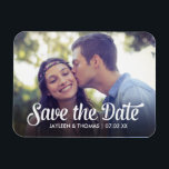 Retro White Script Save the Date Vollblutes Foto Magnet<br><div class="desc">Hübsches Skript mit Ihrem Foto.</div>