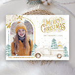 Retro White Truck Snowman Gold Weihnachts-Foto Feiertagskarte<br><div class="desc">Erleben Sie Ihre Gäste mit dieser eleganten Weihnachtskarte aus Holz, die einen niedlichen weißen LKW und einen bezaubernden Schneemann mit weißen Blume beherbergt. Fügen Sie einfach Ihren Text auf dieser leicht zu bedienenden Vorlage hinzu und schmücken Sie diese Karte mit Ihrem bevorzugten Foto, um sie zu einer einmaligen Urlaubskarte zu...</div>