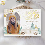Retro White Truck Snowman Weihnachts-Foto Gold Folien Feiertagskarte<br><div class="desc">Erleben Sie Ihren Gast mit dieser eleganten Weihnachtskarte aus Holz im Winter mit einem niedlichen weißen LKW und einem bezaubernden Schneemann mit echten Goldfolienelementen. Fügen Sie einfach Ihren Text auf dieser leicht zu bedienenden Vorlage hinzu und schmücken Sie diese Karte mit Ihrem bevorzugten Foto, um sie zu einer einmaligen Urlaubskarte...</div>