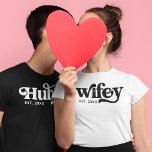 Retro Wifey Hubby Matching Groovy Personalisiert T T-Shirt<br><div class="desc">Sie suchen ein niedliches Jubiläum oder ein Valentingeschenk für Ihren Mann oder Ihre Ehefrau? Karo diesen Retro Wifey Hubby Matching Groovy Personalisierten T - Shirt. Sie können Ihr eigenes Liebe Datum auf dem Shirt hinzufügen. Natürlich haben wir auch das passende hubby Shirt in unserer Kollektion, also gehen Sie und Karo...</div>