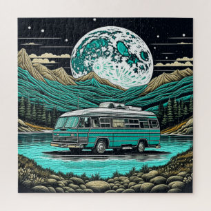 Retro-Wohnmobil-Camper in den Bergen in Türkis