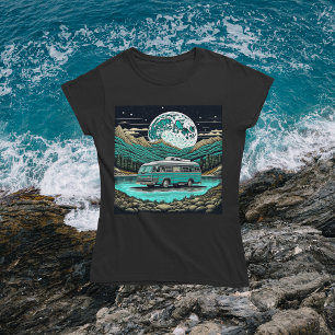 Retro-Wohnmobil-Camper in den Bergen in Türkis T-Shirt