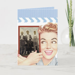 Retro Woman Holding a Foto Karte