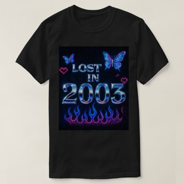 Retro Y2K "Lost in 2003" Chrome Text T - Shirt mit (Design vorne)