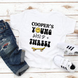 Retro Yellow Skateboard Young Wild Three Birthday T-Shirt<br><div class="desc">Retro Yellow Skateboard Young Wild Three Birthday T - Shirt Boy's dritten Geburtstag T - Shirt mit etwas Retro-Stil Text,  gelben Smiley und Skateboard.</div>