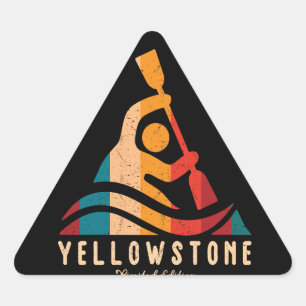 Retro Yellowstone Kayaking Dreieckiger Aufkleber