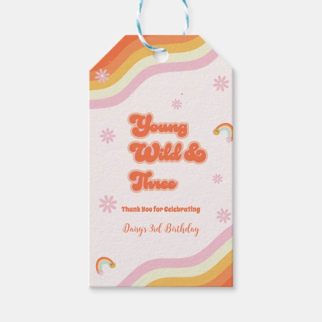 Retro Young Wild und Three Birthday Geschenkanhänger (Vorderseite)