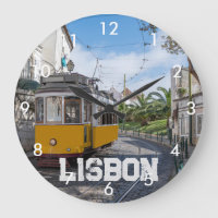 Retrogelbe Straßenbahn auf der Straße in Lissabon,