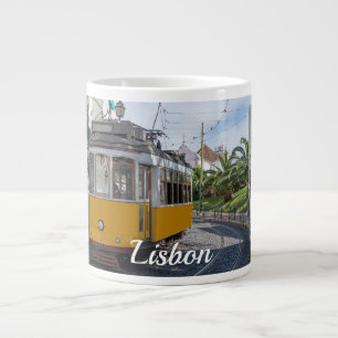 Retrogelbe Straßenbahn auf einer Straße in Lissabo Jumbo-Tasse