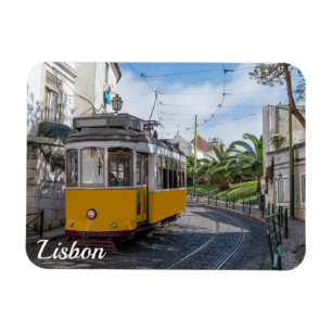 Retrogelbe Straßenbahn auf einer Straße in Lissabo Magnet