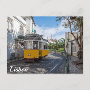 Retrogelbe Straßenbahn auf einer Straße in Lissabo Postkarte