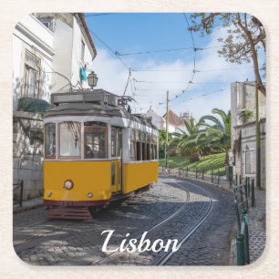 Retrogelbe Straßenbahn auf einer Straße in Lissabo Rechteckiger Pappuntersetzer