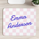 Retroname hellrosa weißes Schachbrettmuster Mousepad<br><div class="desc">Mousepad mit einem blauen Schriftart im Retrostil über einem blassrosa und weißem Schachbrettmuster.</div>