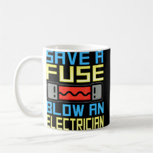 Rett einer Sicherung und eines Elektrikers Kaffeetasse