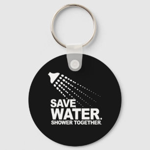 RETT WASSER. DUSCHE ZUSAMMEN. T-Shirt Schlüsselanhänger