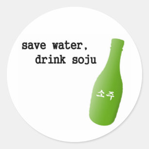 Rett Wasser, trinke Soju! Runder Aufkleber