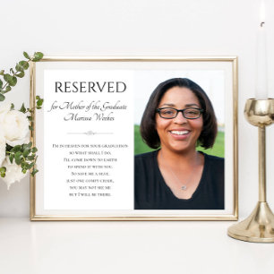 Rettetest eines Sitzplatzes für die Mutter des Gra Poster