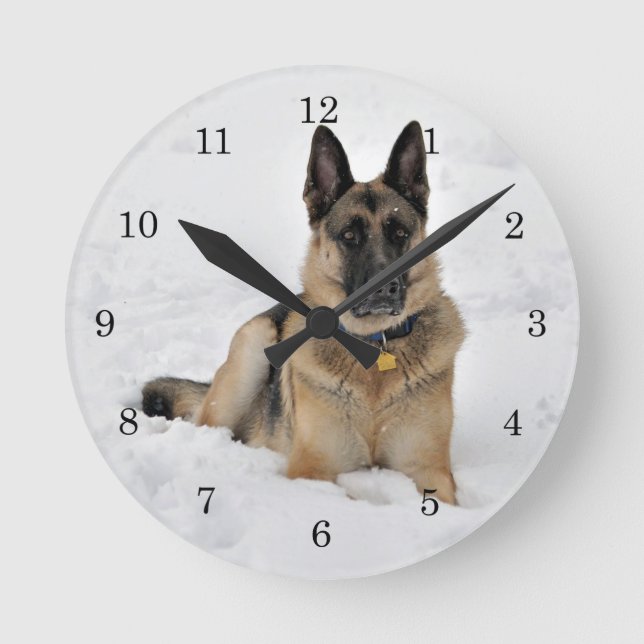 Rettung des deutschen Schäferhundes im Schnee Runde Wanduhr (Vorderseite)