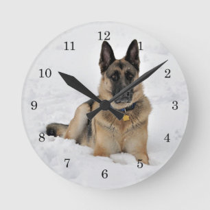 Rettung des deutschen Schäferhundes in Schnee Runde Wanduhr