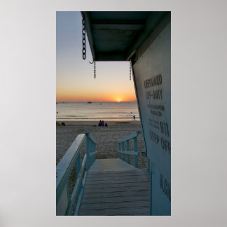 Rettungsschwimmer Turm bei Sonnenuntergang Poster