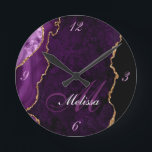 Retuschieruhr aus Gold und lila agate Monogramm Runde Wanduhr<br><div class="desc">Eine elegante Mischung aus Schrift mit einem personalisierten Monogramm auf Gold und lila agate Hintergrund.</div>