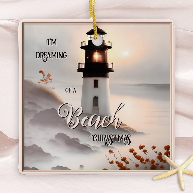 Rêver d'un ornement de Noël de plage (Dreamy pink Christmas ornament featuring a painting of a lighthouse on the beach)