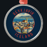 Reykjavík Island Retro Distressed Circle Ornament Aus Metall<br><div class="desc">Reykjavík retro Vektor Reise Design. Reykjavík ist die nördlichste Hauptstadt eines souveränen Staat der Welt. Es gehört zu den saubersten,  grünsten und sichersten Städten der Welt.</div>