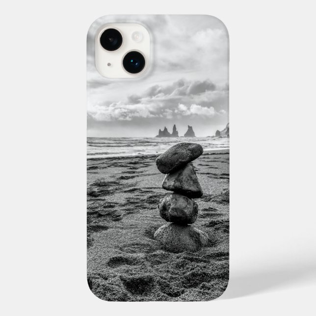 Reynisfjara Beach Cairn Case-Mate iPhone 14 Plus Hülle (Rückseite)