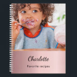 Rezept Kindermädchen Mahlzeit Foto Name rot Rosa Notizbuch<br><div class="desc">Personalisieren Sie Ihre eigenen 2 Fotos Ihres Kindes und fügen Sie sie hinzu. Ein Kochbuch für die 1. Mahlzeit Ihres Babys. Fügen Sie einen Namen und Titel hinzu. Rosa Imitate mit metallischem Hintergrund.</div>