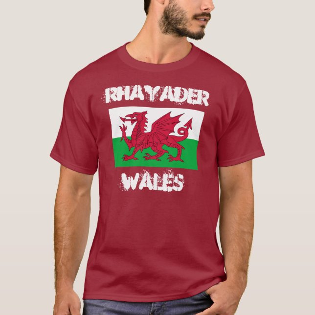 Rhayader, Wales mit walisischer Flagge T-Shirt (Vorderseite)