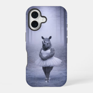 Rhino-Ballerina im nebligen Wald iPhone 16 Hülle