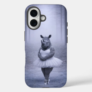 Rhino-Ballerina im nebligen Wald iPhone 16 Hülle