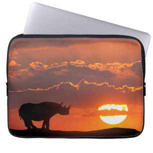 Rhino bei Sonnenuntergang, Masai Mara, Kenia Laptopschutzhülle