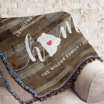 Rhode Island Zuhause Staat Personalisierte Holzsic Decke<br><div class="desc">Zeigen Sie Zuhause-Staatsstolz mit diesem niedlichen rustikalen Imitat Holzplankendecke mit "Zuhause" in weißer Kalligrafie-Schrift mit einer Silhouette des Staat von Rhode Island, stehend für den Buchstaben "O". Eine rosa Herzillustrierung in der Staat-Karte vervollständigt das Design; Sie können die Herzposition in Ihrer Zuhause-Stadt ändern, indem Sie das Design-Tool öffnen und die...</div>