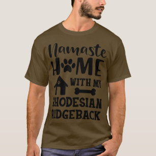 Rhodesian Ridgeback Dog Namaste Zuhause mit meinem T-Shirt