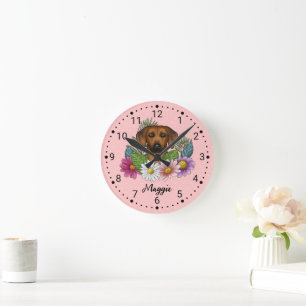 Rhodesian Ridgeback Hund Kopf-Wildblumen auf rosa Runde Wanduhr