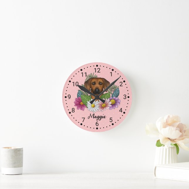 Rhodesian Ridgeback Hund Kopf-Wildblumen auf rosa Runde Wanduhr (Zuhause)