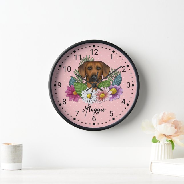 Rhodesian Ridgeback Hund Kopf-Wildblumen auf rosa Uhr (Zuhause)