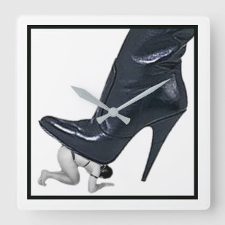 Riant Stiletto Boot Stepping auf einem Sklaven Quadratische Wanduhr