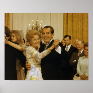 Richard und Pat Nixon tanzen im Weißen Haus Poster