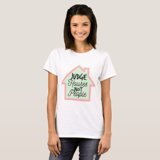 Richter bringt nicht Leute-Shirt unter T-Shirt