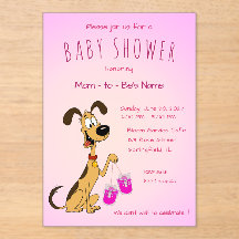 Rico der Hund hält süße rosa Babyschuhe