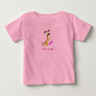 Rico der Hund hält süße rosa Babyschuhe Baby T-shirt